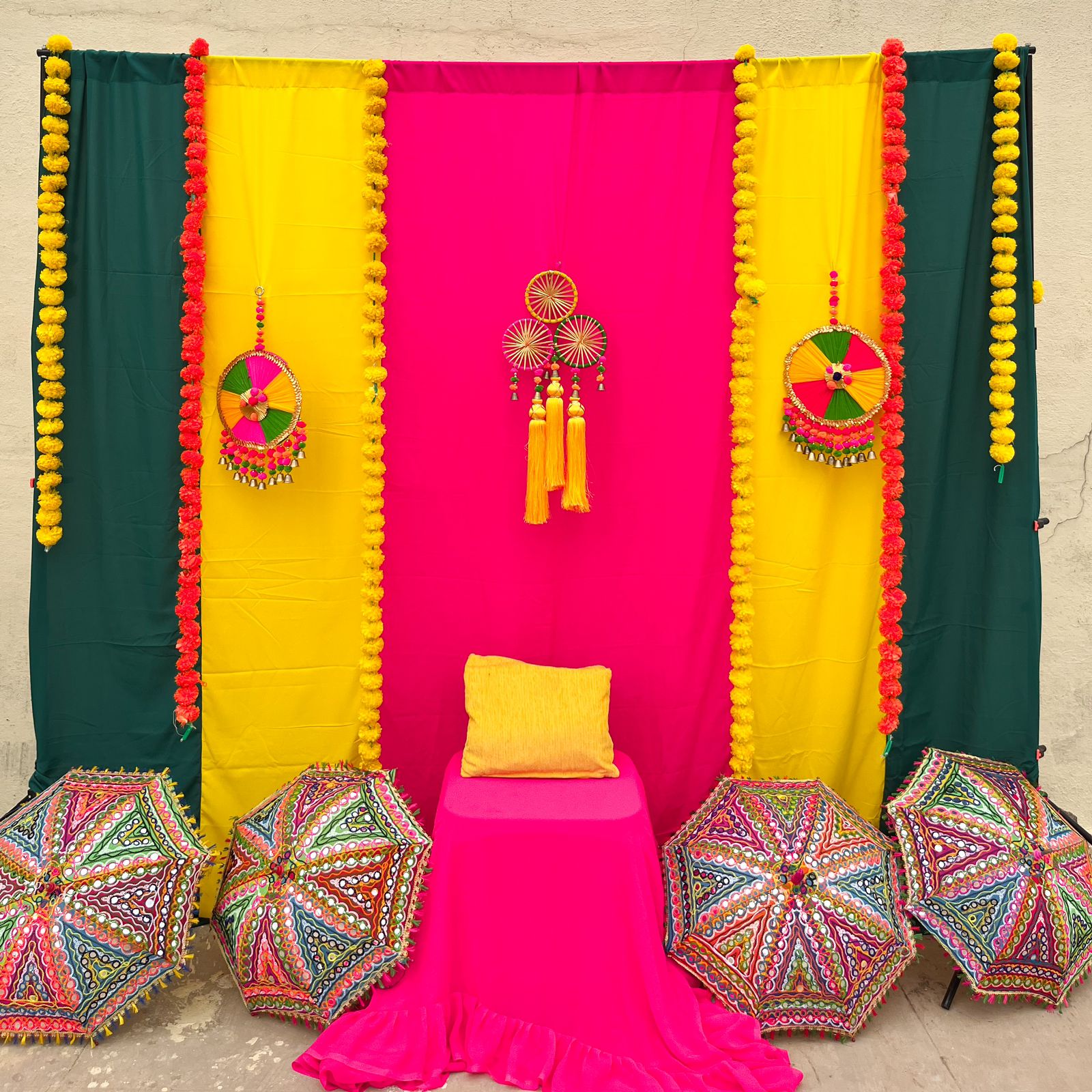 Colorful Mehndi backdrop with long seat pillows make a beautiful and  festive statem… | Decoração cigana para festa, Decoração de festa árabe,  Festa dos tabernaculos